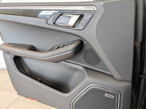 Used 2025 Porsche Macan image 13