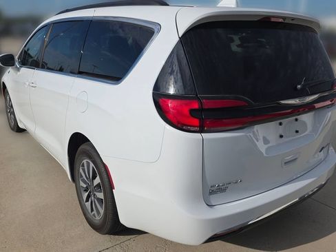 Used 2022 Chrysler Pacifica Touring-L FWD image 3