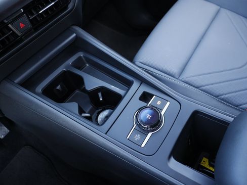 Certified 2025 Volkswagen Tiguan SE FWD image 17