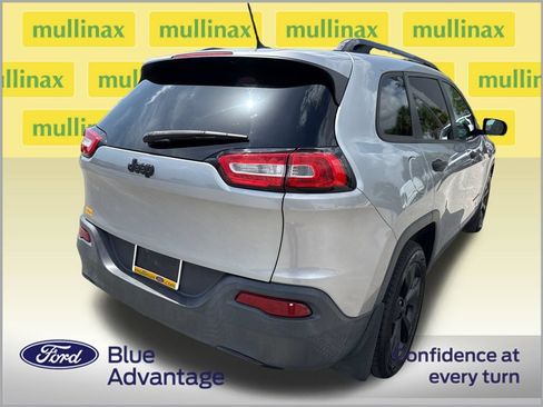 Used 2017 Jeep Cherokee Sport FWD image 4
