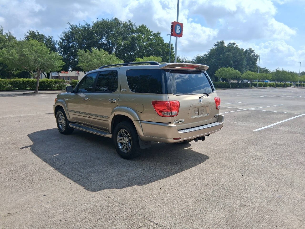 Used 2007 Toyota Sequoia SR5 RWD image 4