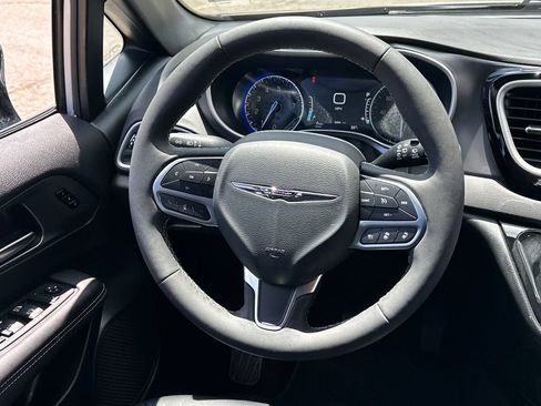 Used 2026 Chrysler Pacifica Select FWD image 18