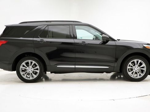 Used 2022 Ford Explorer XLT w/ Equipment Group 202A image 3