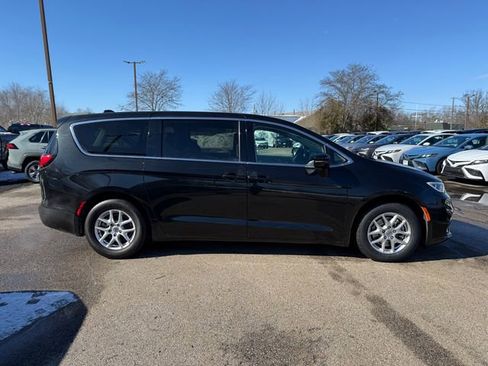 Used 2024 Chrysler Pacifica Touring-L image 5