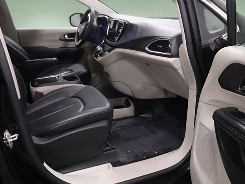 Certified 2024 Chrysler Pacifica Touring-L FWD image 13