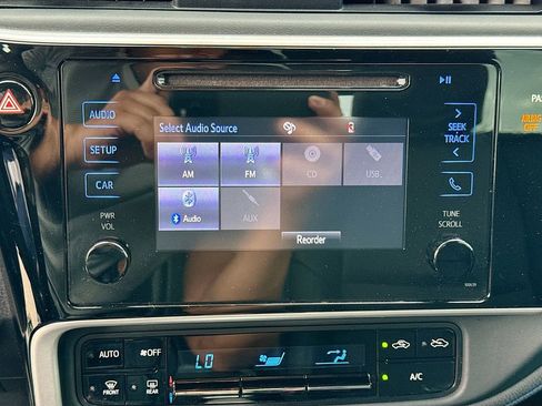 Used 2017 Toyota Corolla SE image 18