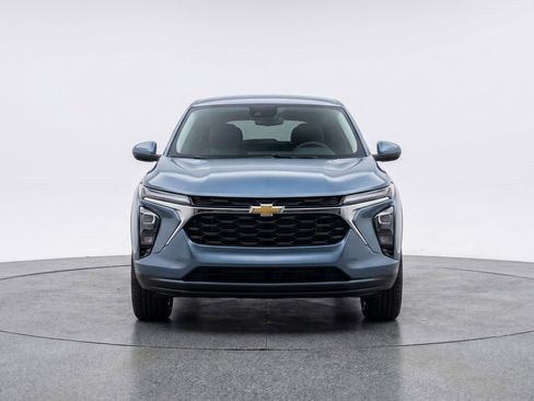 Used 2025 Chevrolet Trax LT FWD image 2