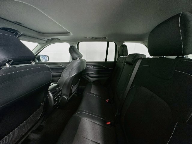 Used 2023 Jeep Grand Cherokee Laredo X AWD/4WD image 24