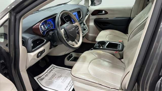 Used 2017 Chrysler Pacifica Limited w/ UConnect Theater Package FWD image 28