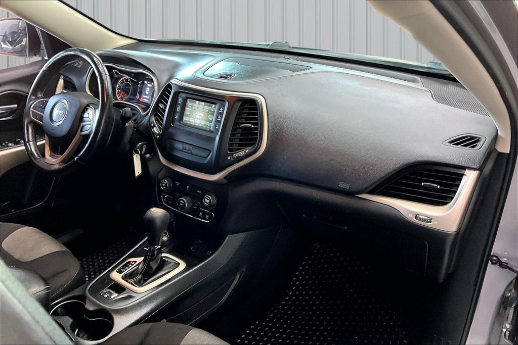 Used 2018 Jeep Cherokee Latitude w/ Altitude Package AWD/4WD image 26