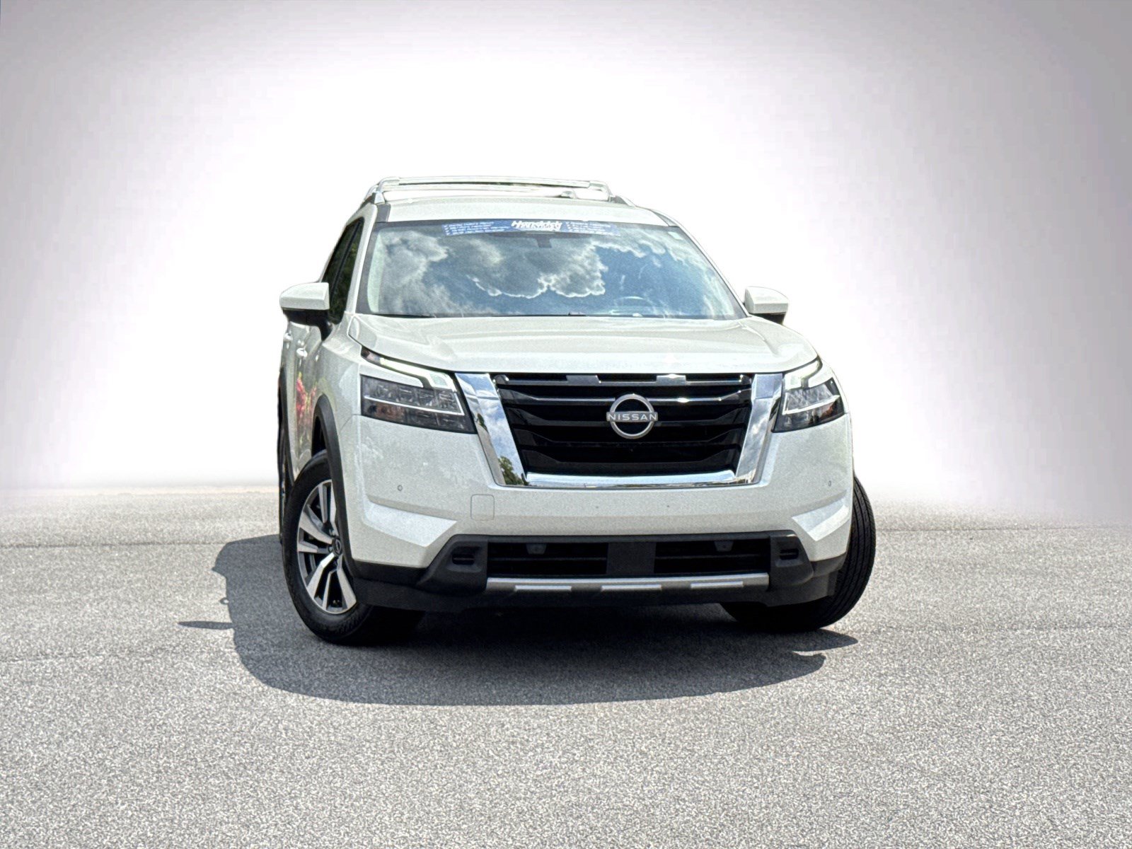 Used 2024 Nissan Pathfinder SL FWD image 2