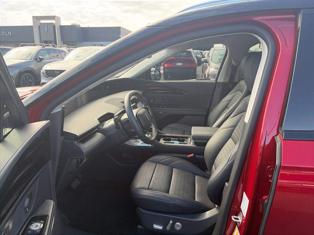 Used 2026 Lincoln Nautilus Reserve AWD/4WD image 11