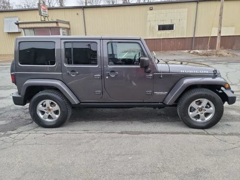 Used 2017 Jeep Wrangler Unlimited Rubicon w/ Connectivity Group AWD/4WD image 4
