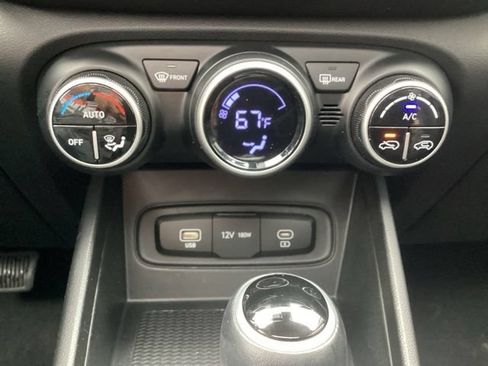 Used 2025 Hyundai Venue SEL FWD image 20