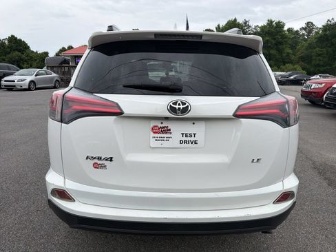 Used 2018 Toyota RAV4 LE FWD image 5