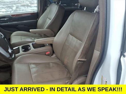 Used 2014 Chrysler Town & Country Touring-L w/ Driver Convenience Group image 16
