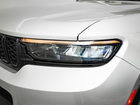 Used 2021 Jeep Grand Cherokee L Laredo image 15