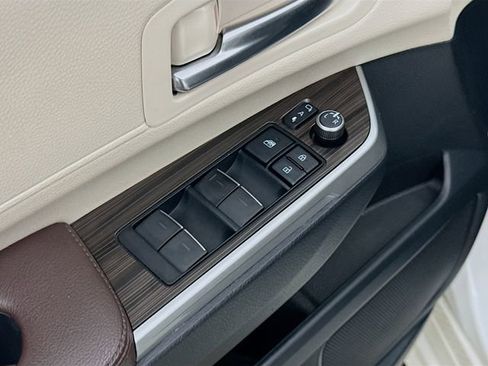 Used 2021 Toyota Sienna Platinum image 18