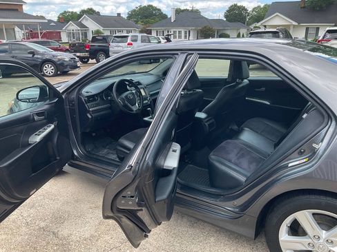 Used 2014 Toyota Camry SE w/ Leather Package FWD image 9