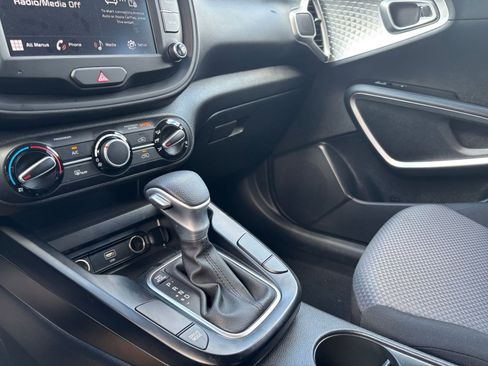 Used 2025 Kia Soul LX w/ LX Technology Package FWD image 39