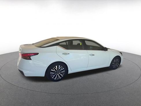 Used 2025 Nissan Altima 2.5 SV FWD image 14