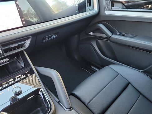 Used 2025 Porsche Cayenne image 31