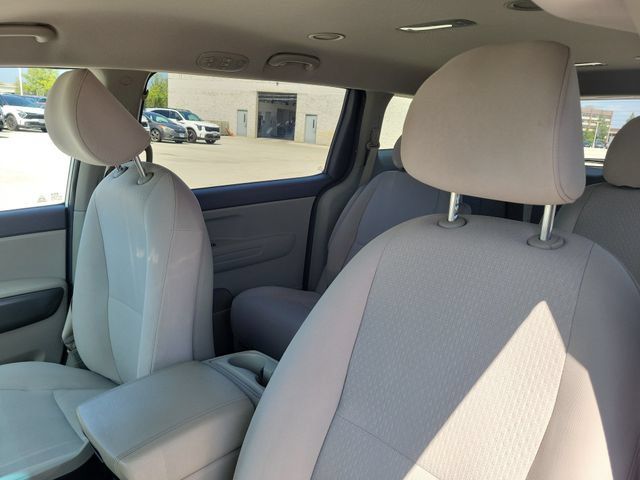 Used 2018 Kia Sedona L FWD image 18