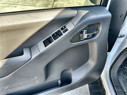 Used 2017 Nissan Frontier SV image 15
