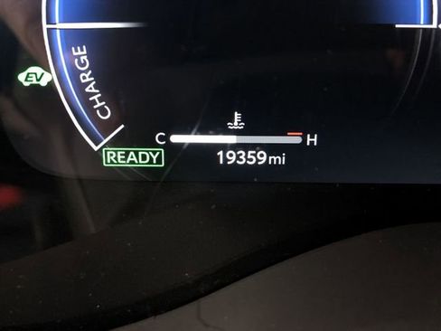 Used 2025 Toyota Sienna Platinum AWD/4WD image 19
