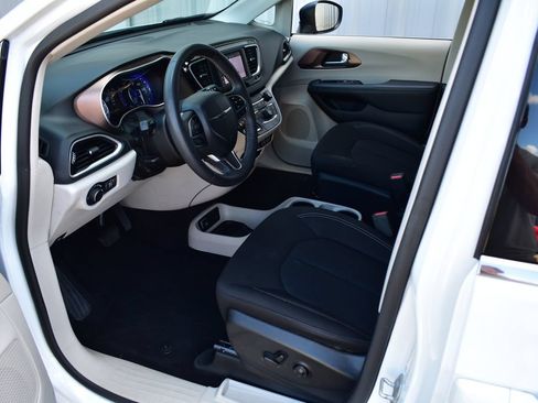 Used 2023 Chrysler Voyager LX FWD image 15