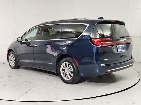 Used 2021 Chrysler Pacifica Touring-L w/ Uconnect Theater Family Group AWD/4WD image 4