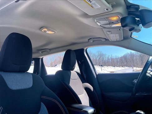 Used 2014 Jeep Cherokee Latitude w/ Comfort/Convenience Group image 19