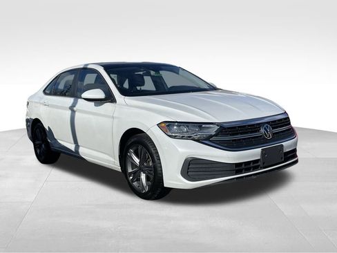 Certified 2023 Volkswagen Jetta SE w/ Panoramic Sunroof Package image 3