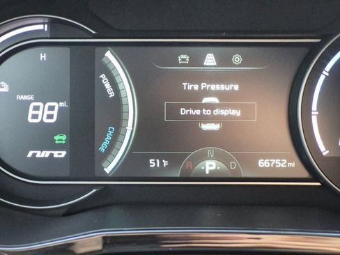 Used 2020 Kia Niro EX image 11