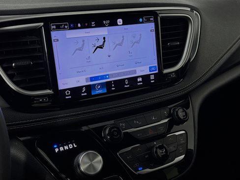 Used 2022 Chrysler Pacifica Touring-L w/ Uconnect Theater Family Group image 16