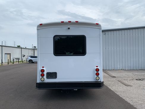 Used 2010 Ford E-450 and Econoline 450 Super Duty RWD image 4
