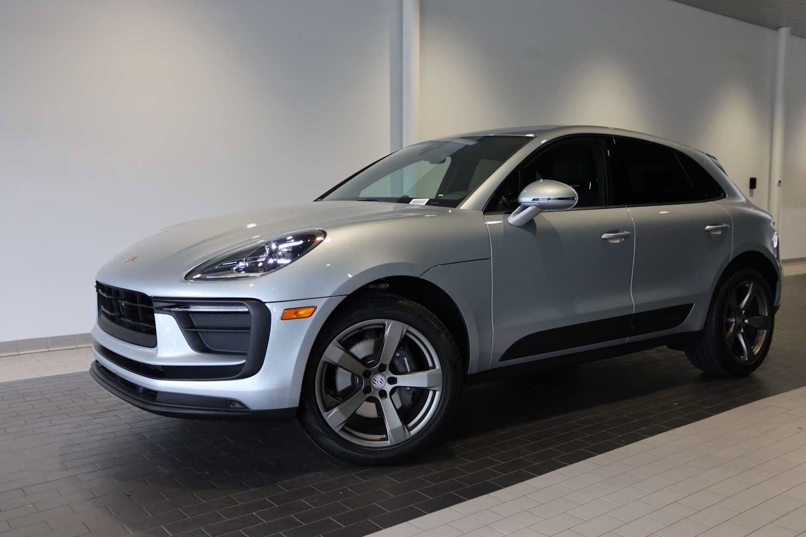 Used 2025 Porsche Macan AWD/4WD image 1