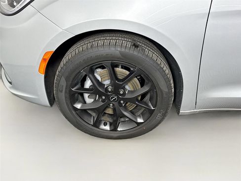 New 2026 Chrysler Pacifica Select w/ S Appearance Package image 24