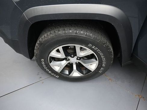 Used 2017 Jeep Cherokee Trailhawk w/ Comfort/Convenience Group image 39