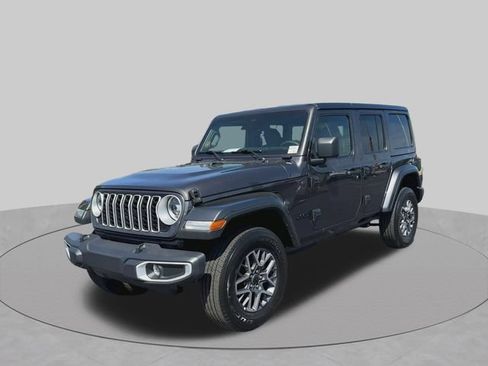 Used 2025 Jeep Wrangler Unlimited Sahara AWD/4WD image 4