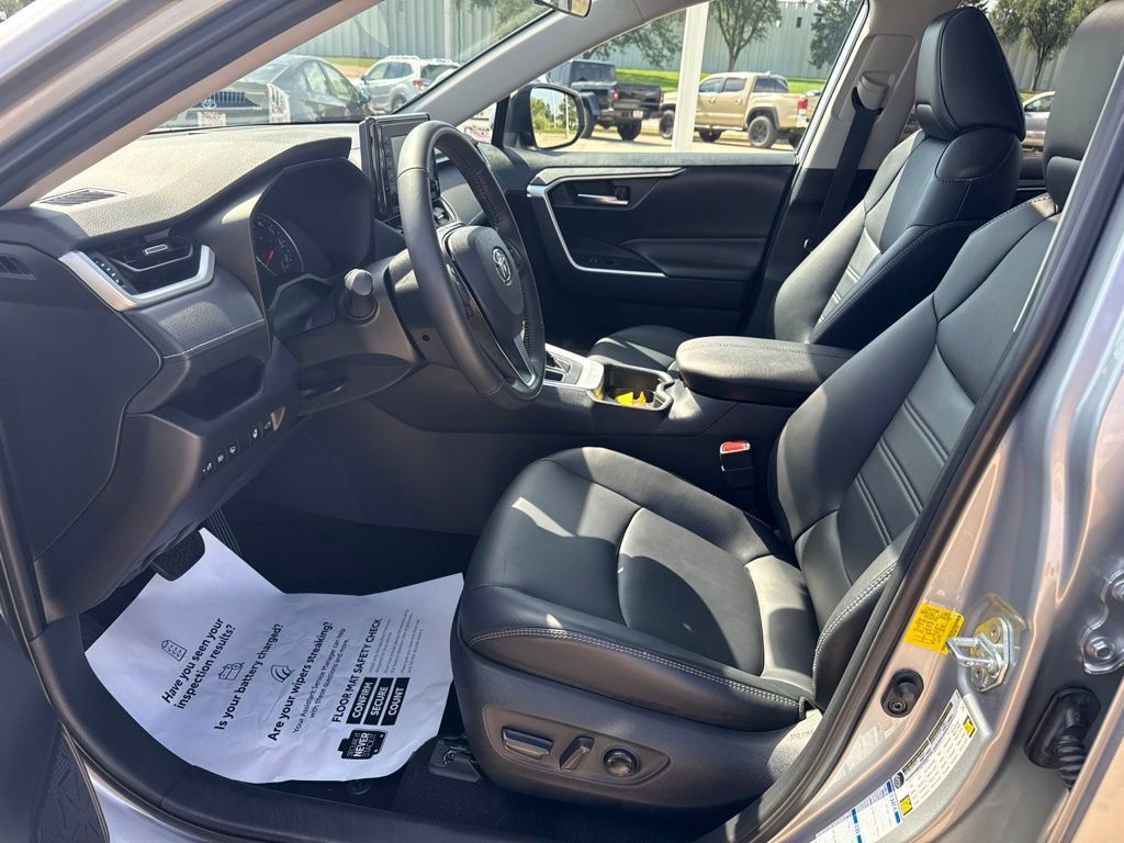Used 2019 Toyota RAV4 XLE Premium AWD/4WD image 7
