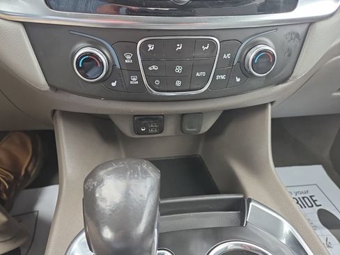 Used 2021 Chevrolet Traverse LT w/ LT Premium Package FWD image 28