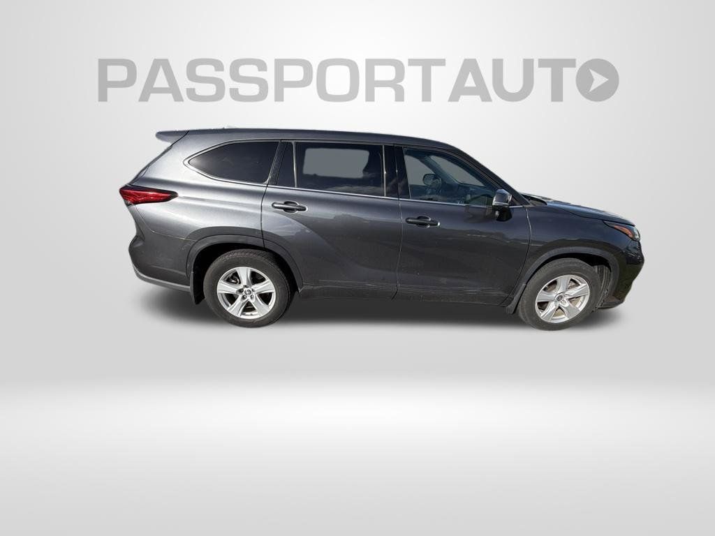 Used 2022 Toyota Highlander LE FWD image 8