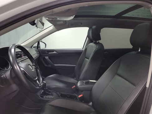 Used 2019 Volkswagen Tiguan SE w/ Panoramic Sunroof Package FWD image 16