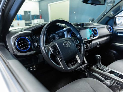 Used 2017 Toyota Tacoma TRD Off-Road AWD/4WD image 8
