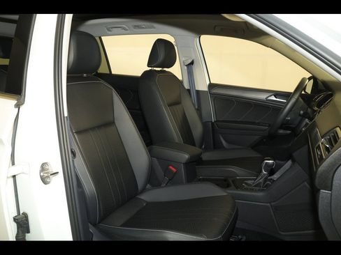 Used 2023 Volkswagen Tiguan SE w/ Panoramic Sunroof Package FWD image 30