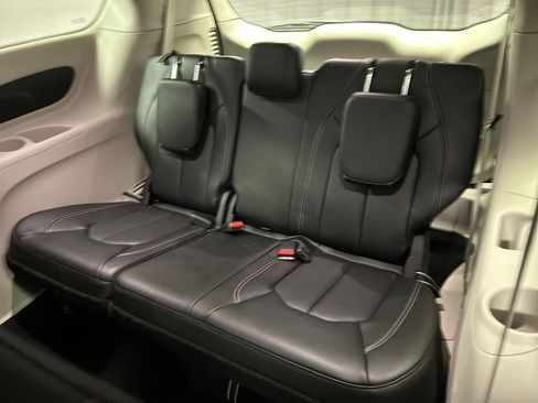 Used 2024 Chrysler Pacifica Select image 24