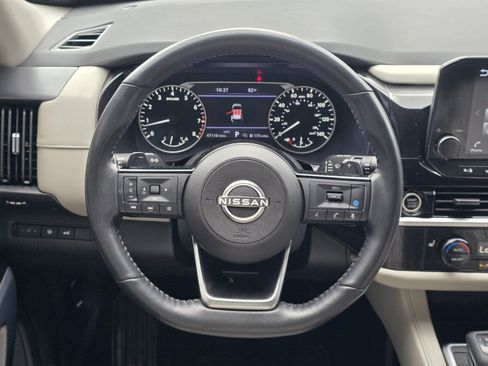 Used 2023 Nissan Pathfinder SL AWD/4WD image 14