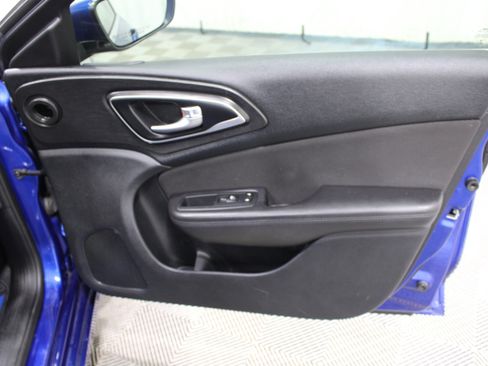 Used 2015 Chrysler 200 Limited FWD image 22
