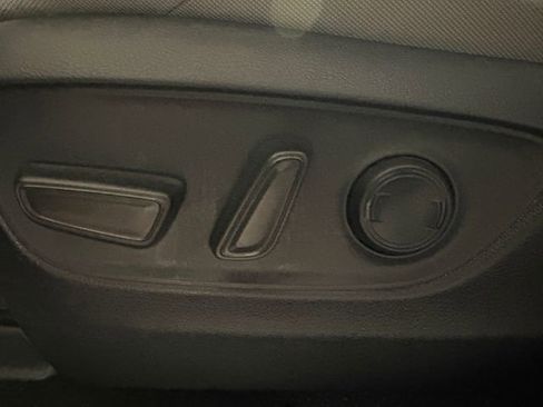 Used 2021 Toyota Venza LE image 6